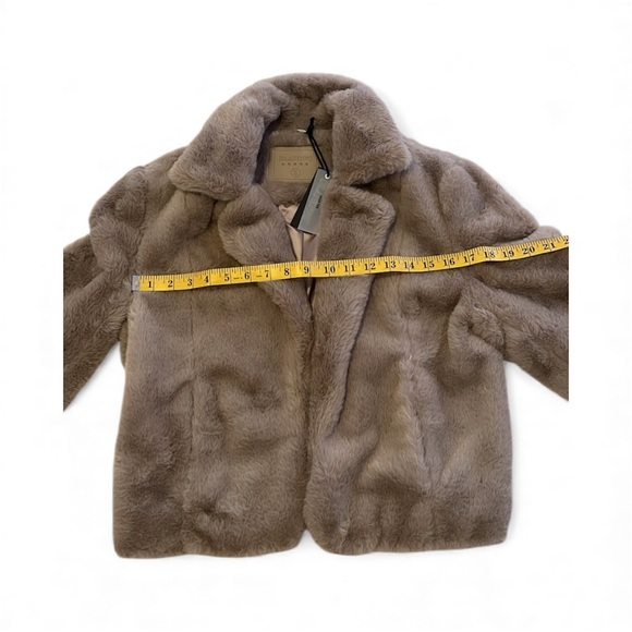Faux Fur Jacket in Frozen Daquiri
BLANKNYC SMALL NWT - Picture 9 of 9